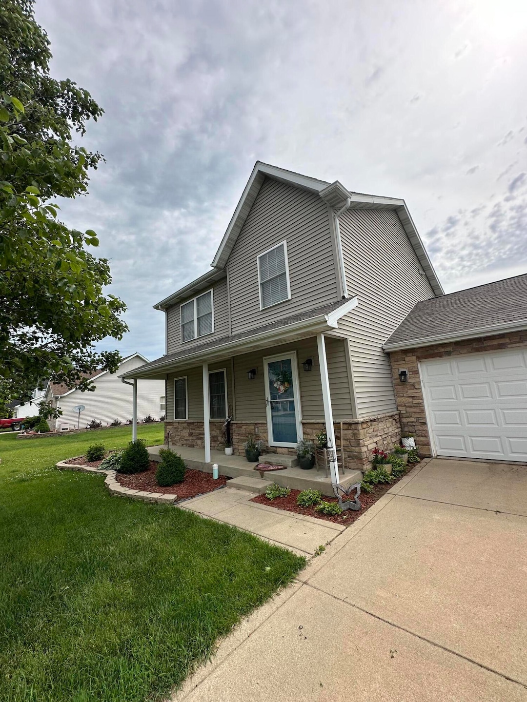 Under Contract $305,900