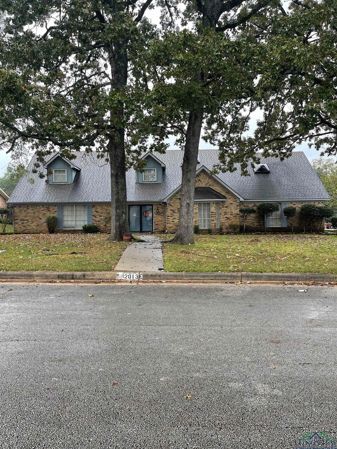 View of front facade featuring a front yard
