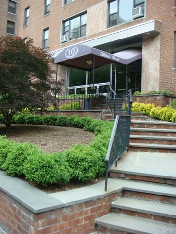 Tibbets Park unit 5H, White Plains, NY 10601 - photo 1