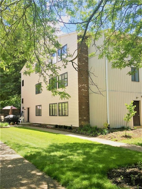 1549 Creekside Rd unit B32, Whitehall, PA 18052 - photo 1