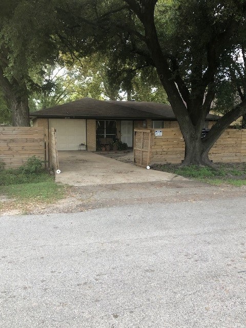 8531 Observatory St, Houston, TX 77088 - photo 1
