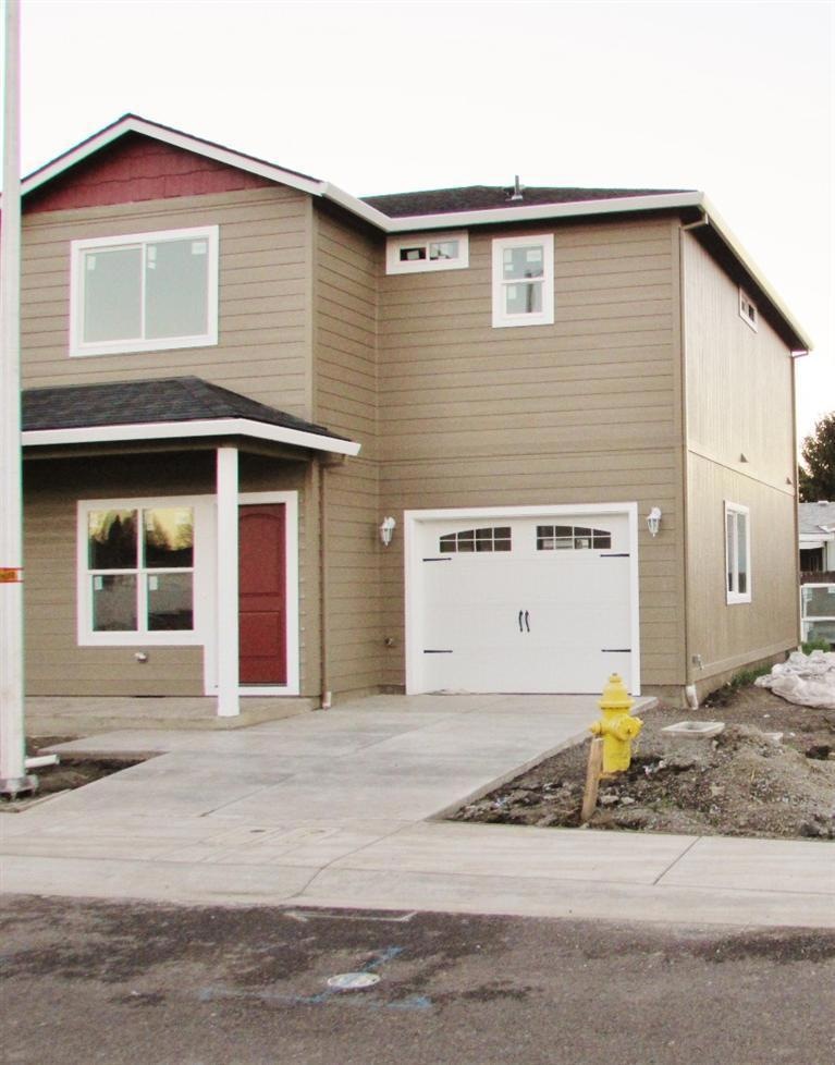 501 Gray Ct, Central Point, OR 97502 - photo 1