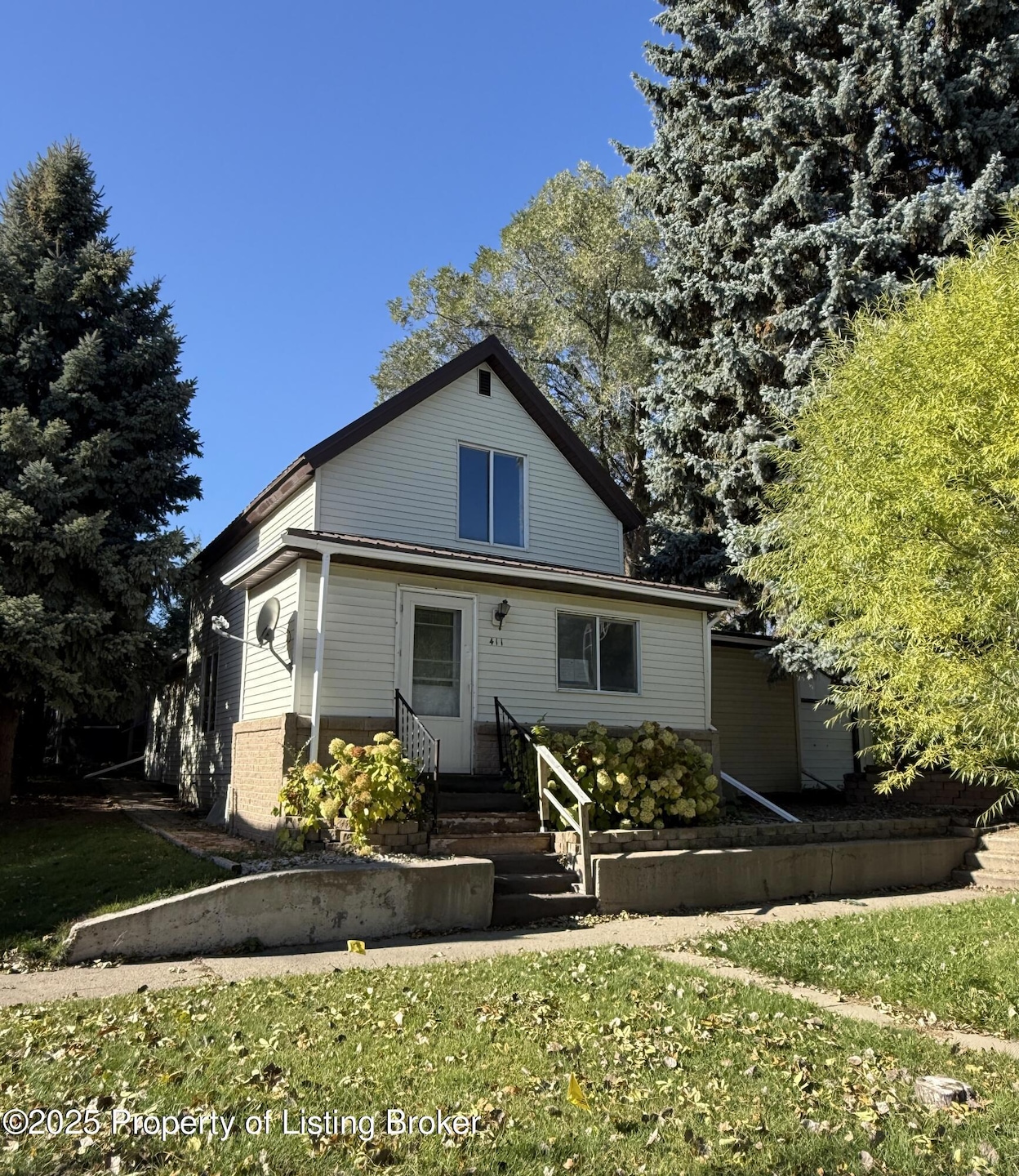 411 5th Ave NW, Mandan, ND 58554 - photo 1