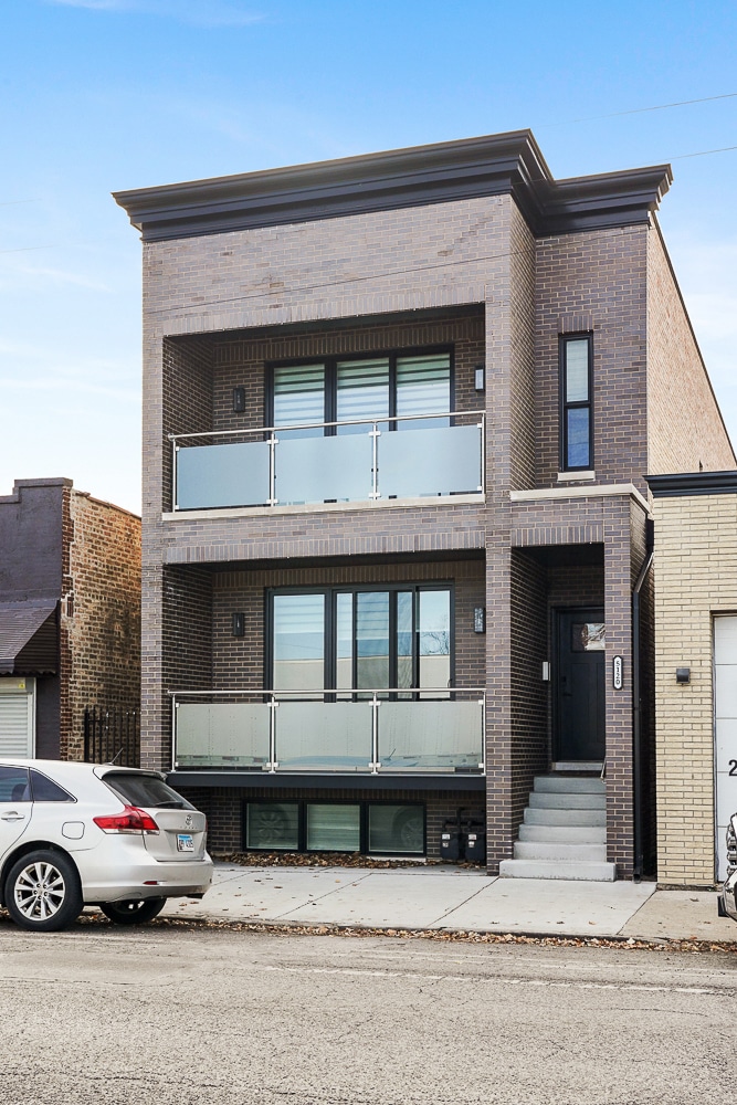 5120 N Elston Ave unit 2, Chicago, IL 60630 - photo 1