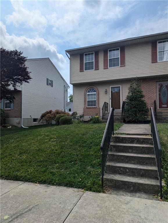 2242 W Walnut St Front