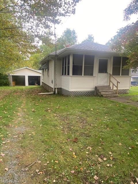 Front view of house featuring a lawn