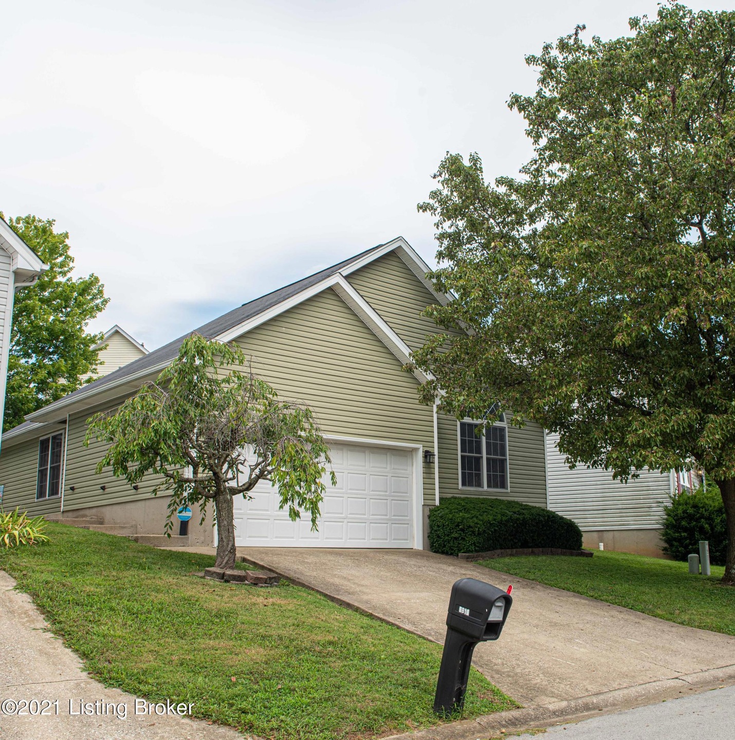 5817 Lake Erie Dr, Louisville, KY 40291 - photo 1