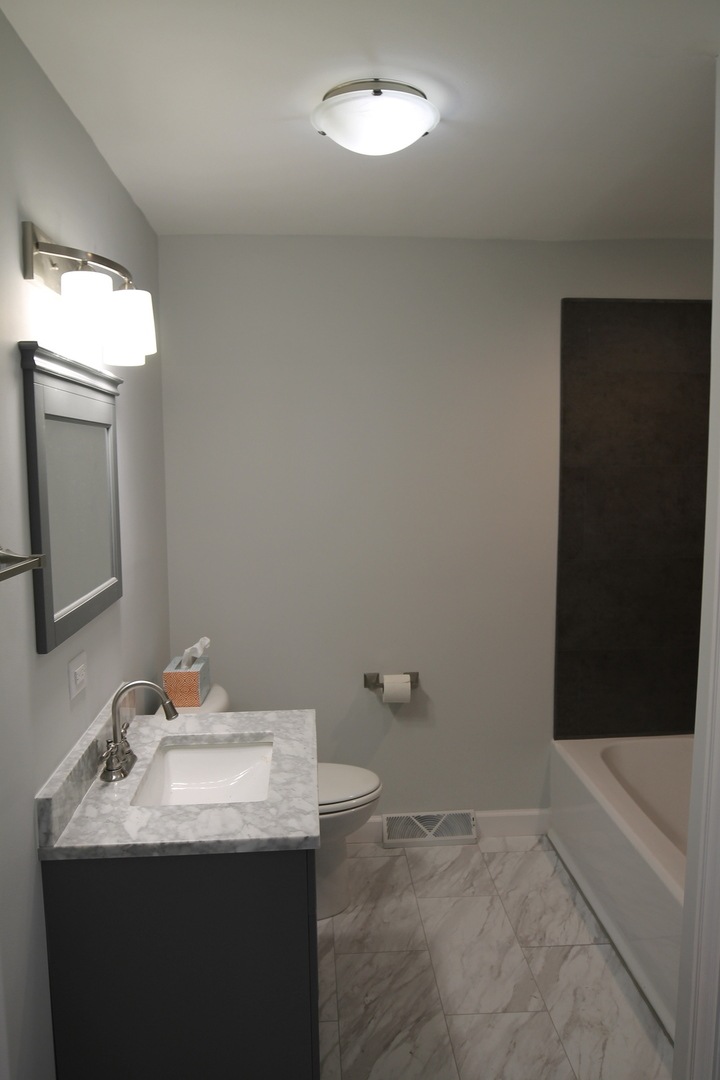 673 N Howard Ave, Elmhurst, IL 60126 - photo 1