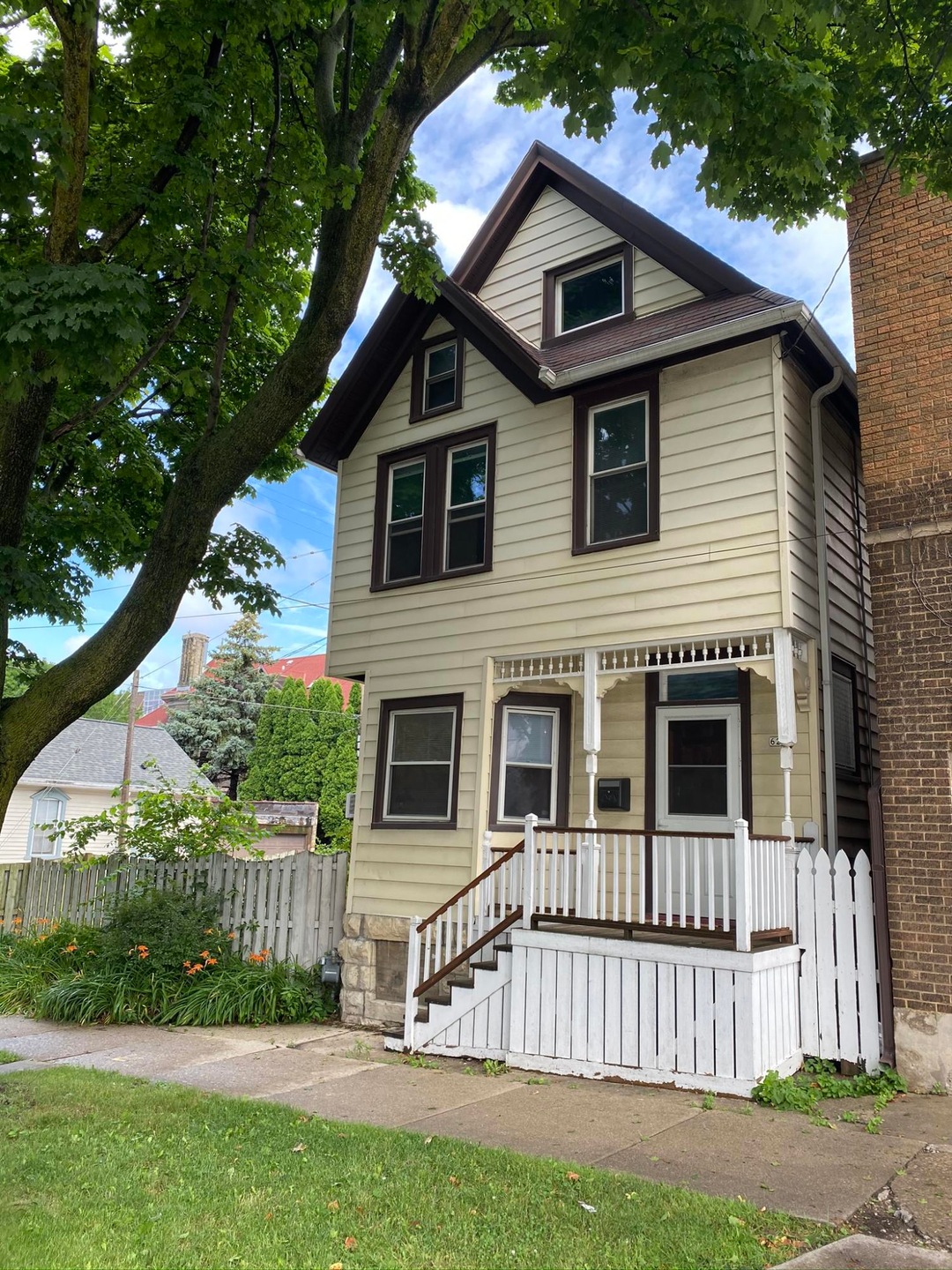 624 E Pleasant St, Milwaukee, WI 53202 - photo 1