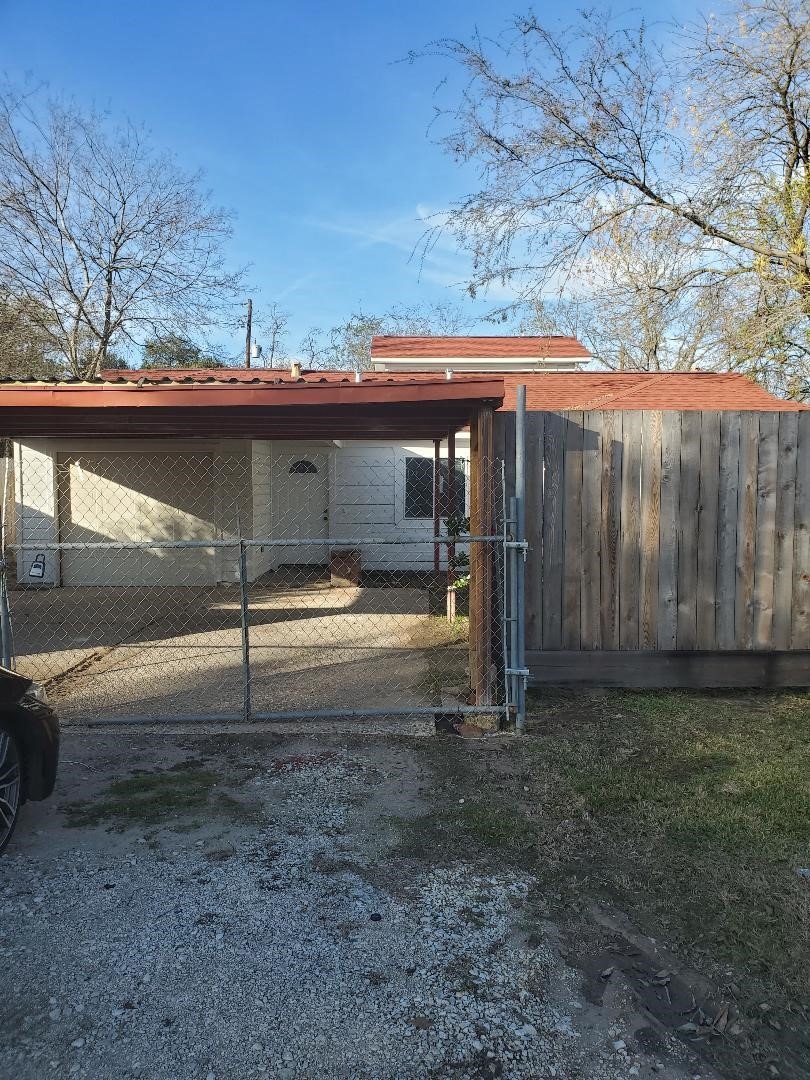 7645 W Knoll St, Houston, TX 77028 - photo 1