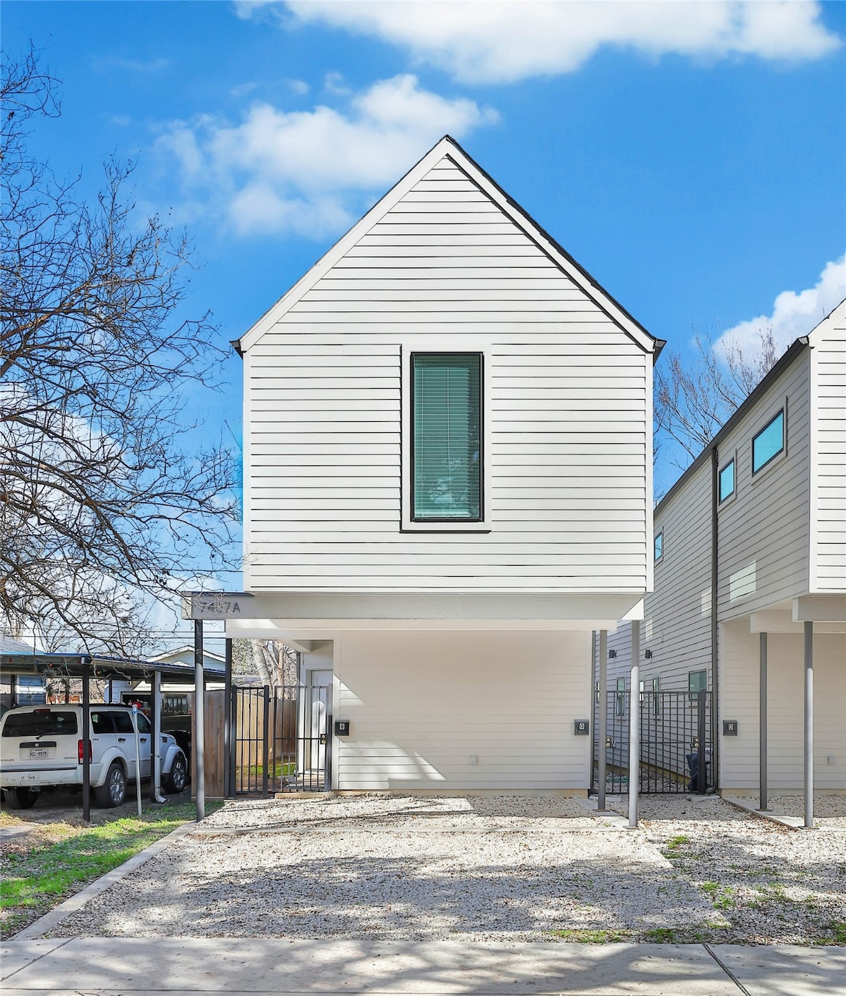 This property has 3 bedrooms and 2.5 bathrooms ups