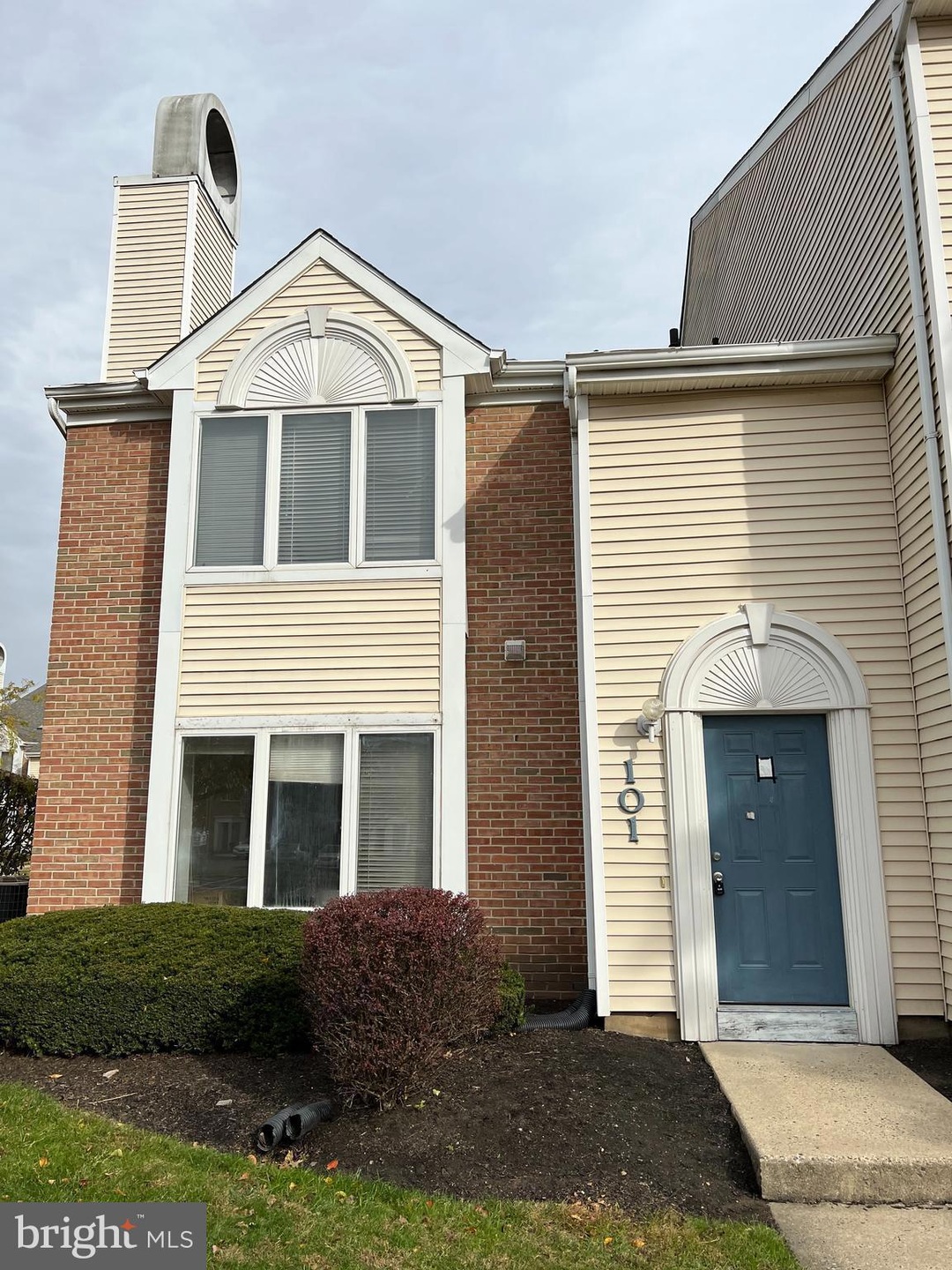 101 Pamela Ct unit 605, Levittown, PA 19057 - photo 1