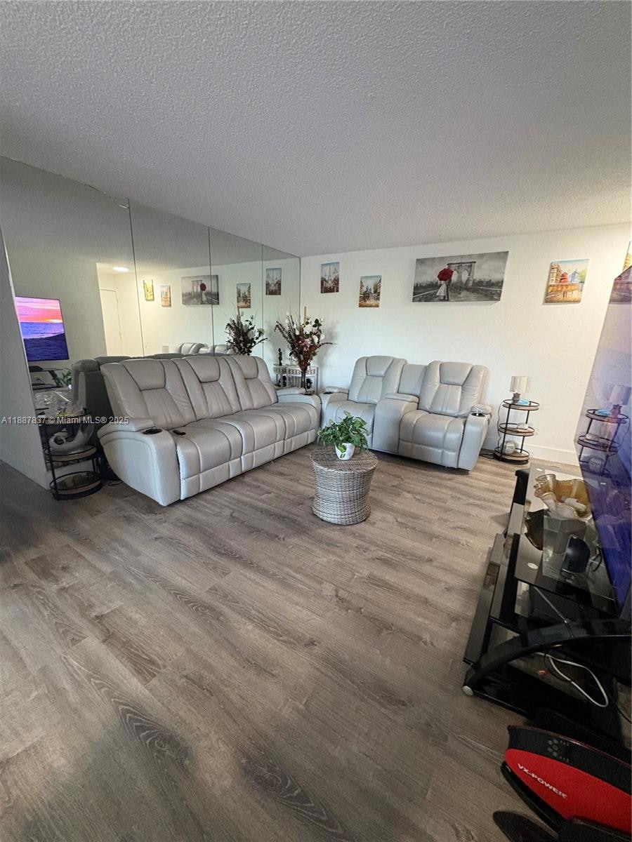 30 E 39th St unit 325, Hialeah, FL 33013 - photo 1