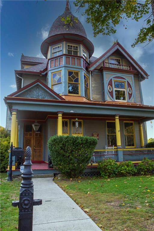 Welcome to this glorious Victorian!