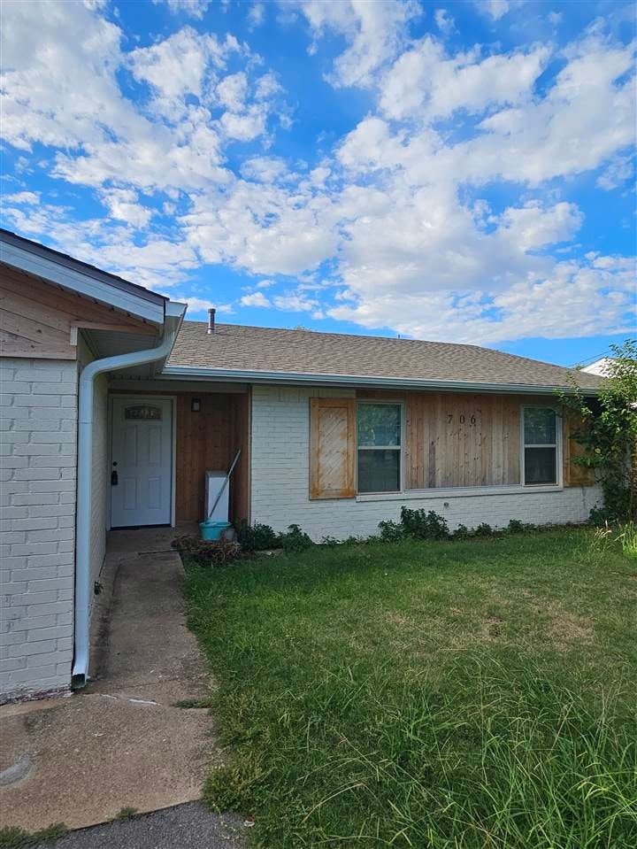 706 NW Locust Ave, Cache, OK 73527 - photo 1