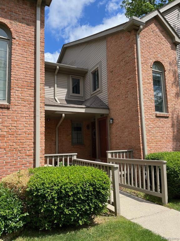 Immediate occupancy in this Woodridge Hills condo