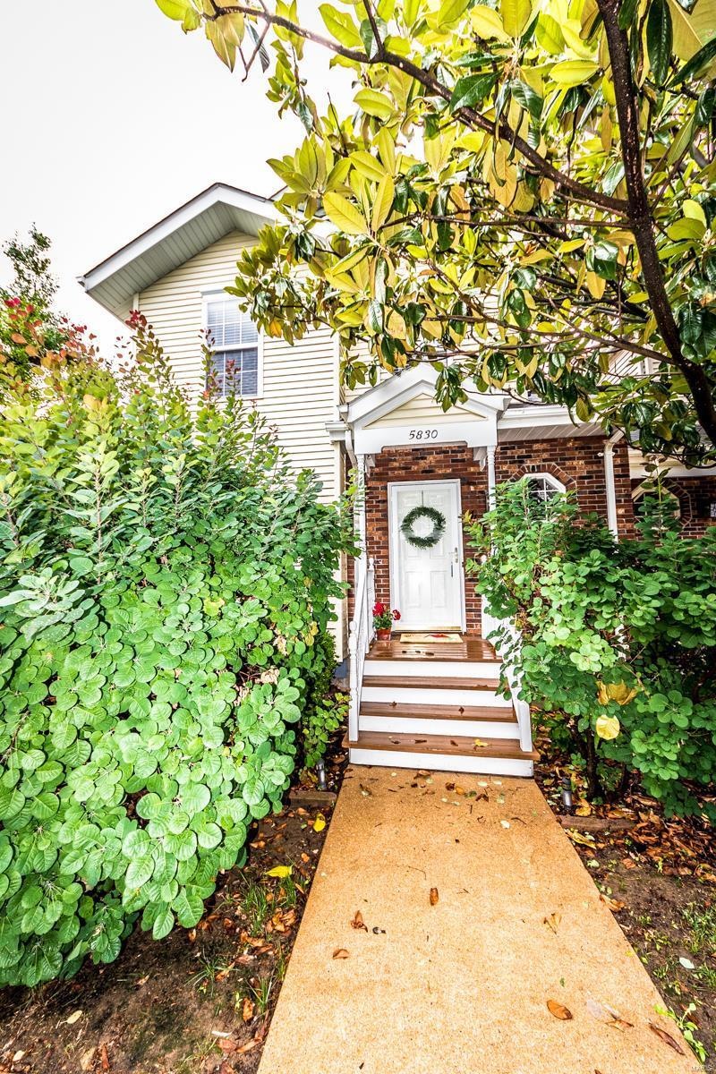 Linden Heights Townhome, privately owned and well maintained. Newer front porch is the perfect place to come home.