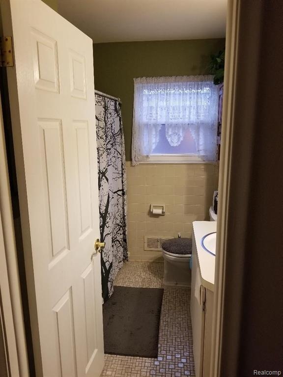 24378 CURRIER  BATH RM #5.jpg