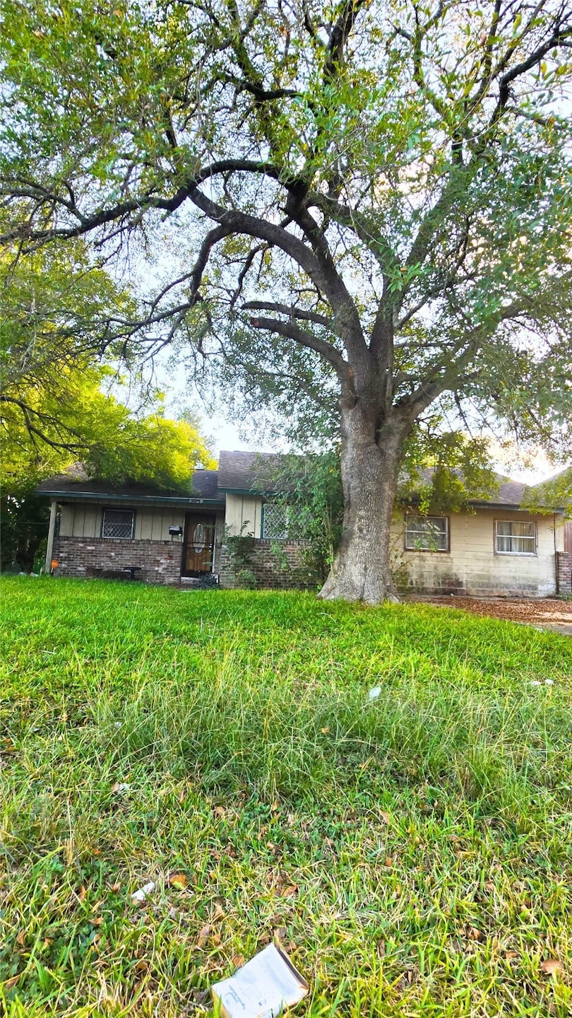 5642 Ricky St, Houston, TX 77033 - photo 1