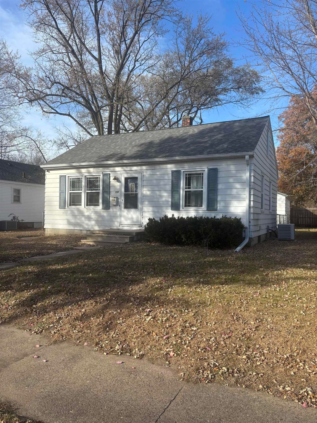 207 Polk St, Waterloo, IA 50703 - photo 1