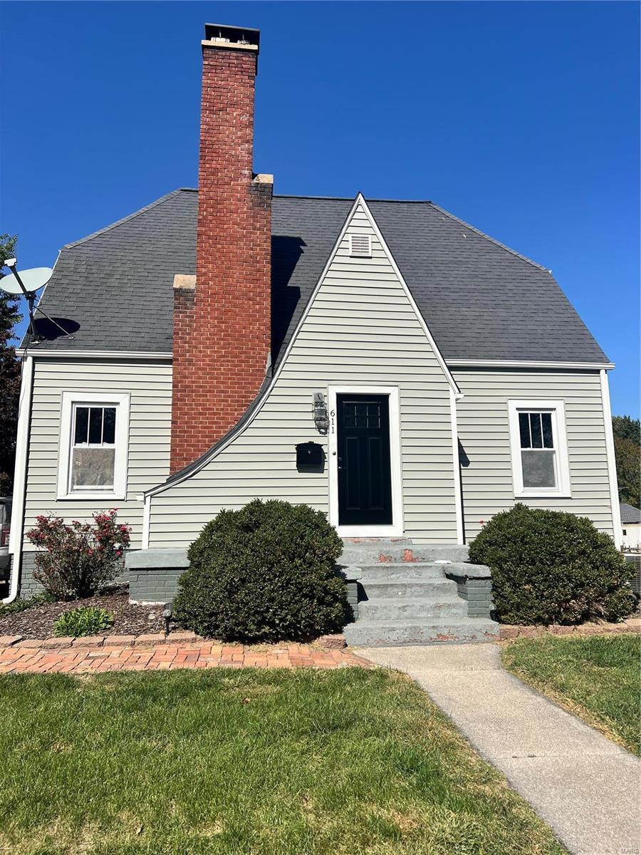 View of front facade featuring a front lawn