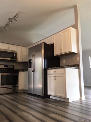 CUSTOM KITCHEN