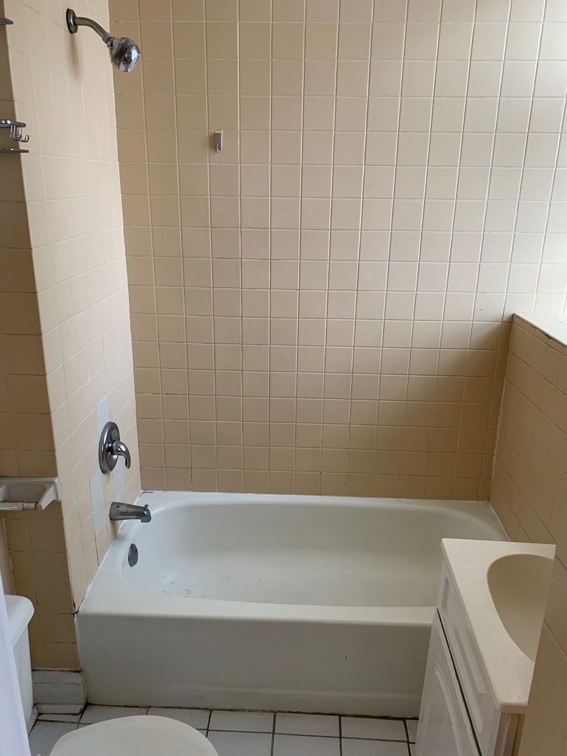 3520 W Cullom Ave unit B, Chicago, IL 60618 - photo 1