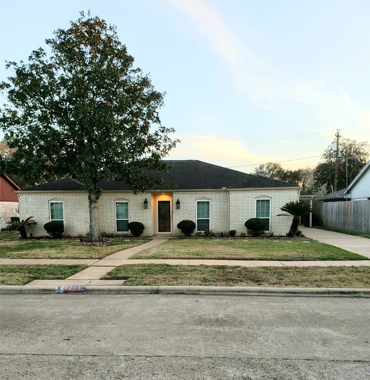 8206 Gulf Tree Ln, Houston, TX 77075 - photo 1