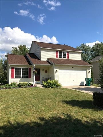 819 Bay Crossing Dr, Waterford, MI 48327 - photo 1