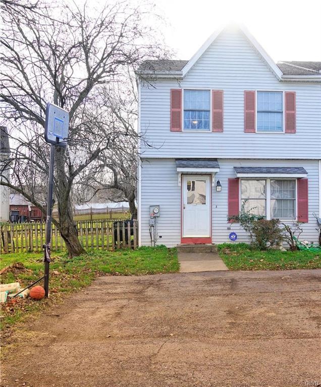 954 Ramblewood Ln, Freemansburg, PA 18017 - photo 1