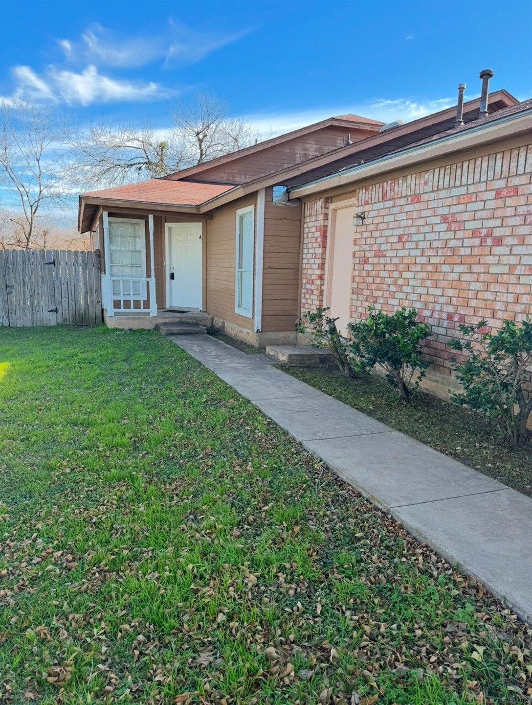 View of front of house featuring a front yard