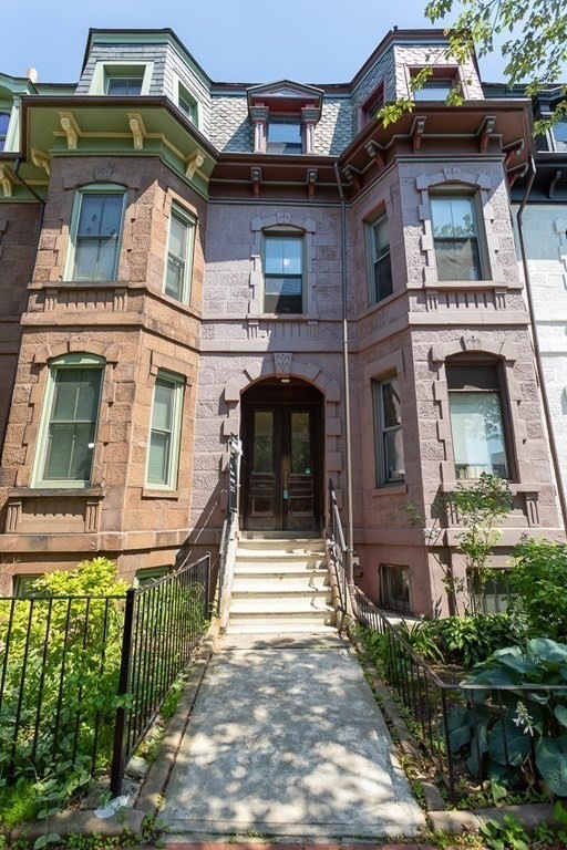 Sold $2,135,000 • Co-Listing Agent