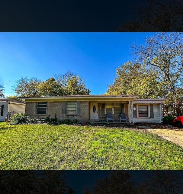 Ranch-style house featuring a front lawn