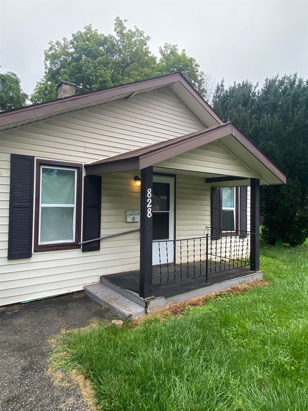 828 Vermilya Ave, Flint, MI 48507 - photo 1