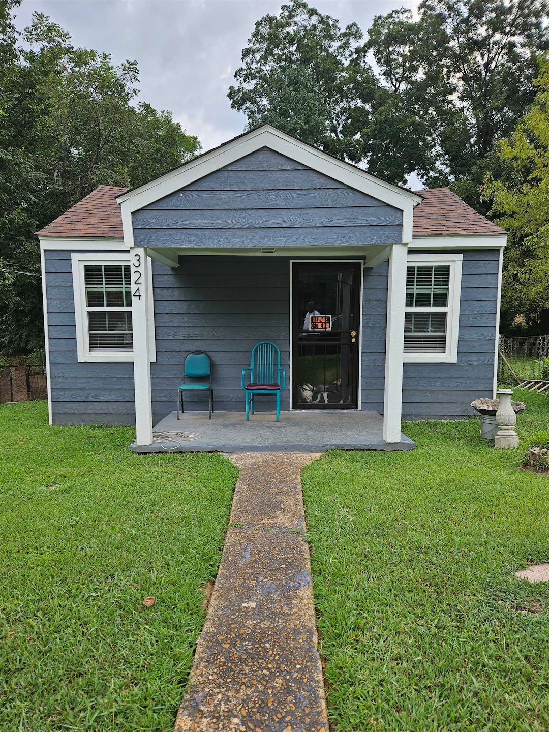 Frontview of property with a yard