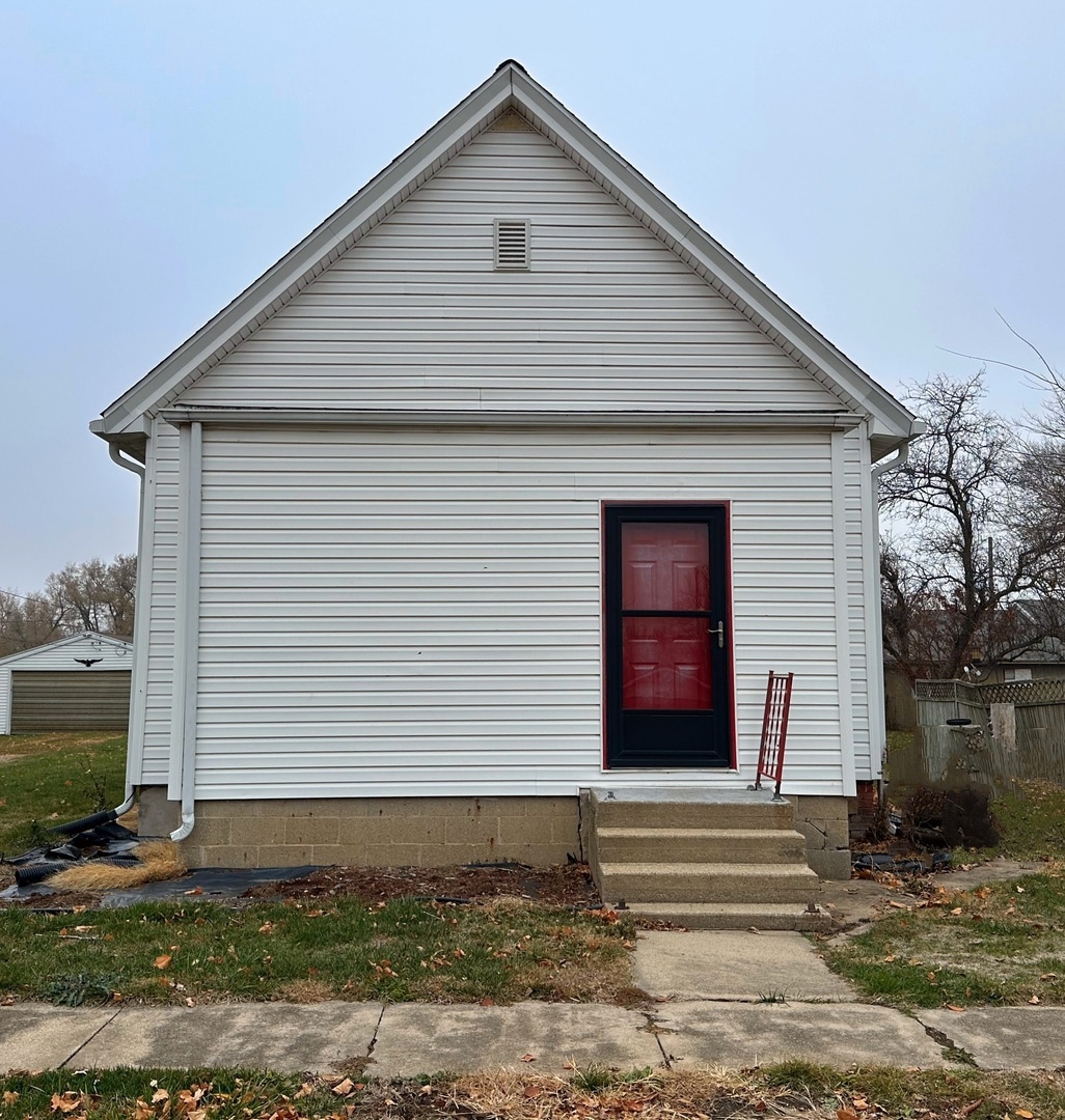405 W Carter St, Stanford, IL 61774 - photo 1