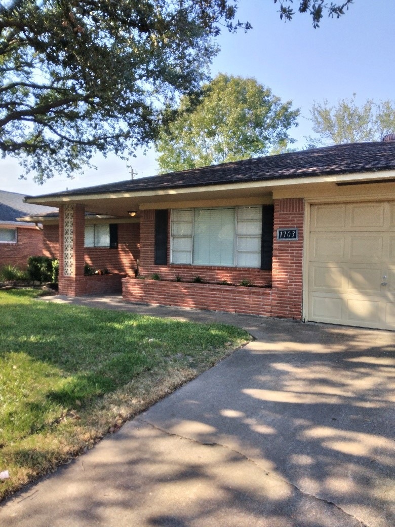 1703 Willowby Dr, Houston, TX 77008 - photo 1