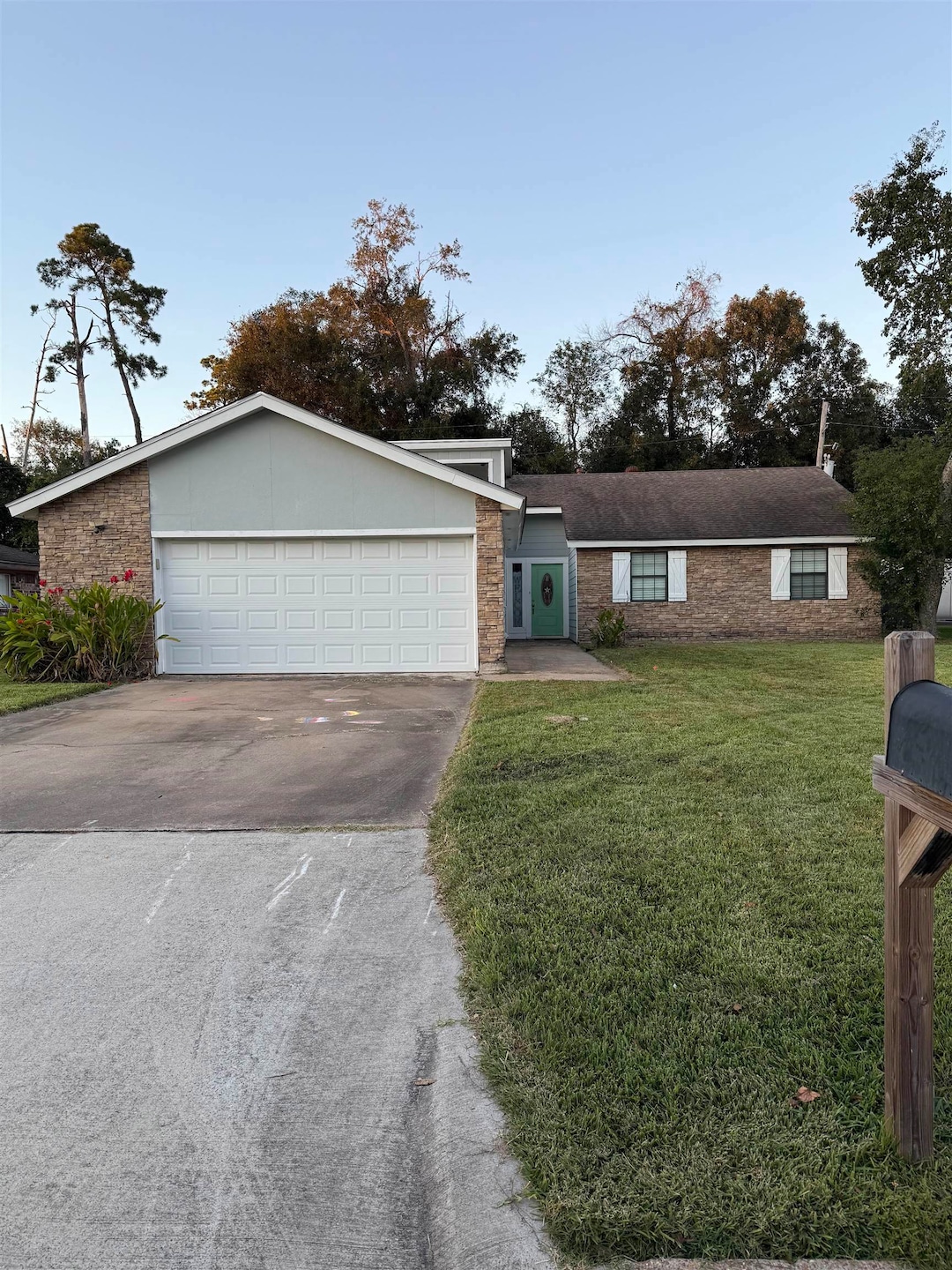 1928 Silver Oaks Dr, Orange, TX 77632 - photo 1