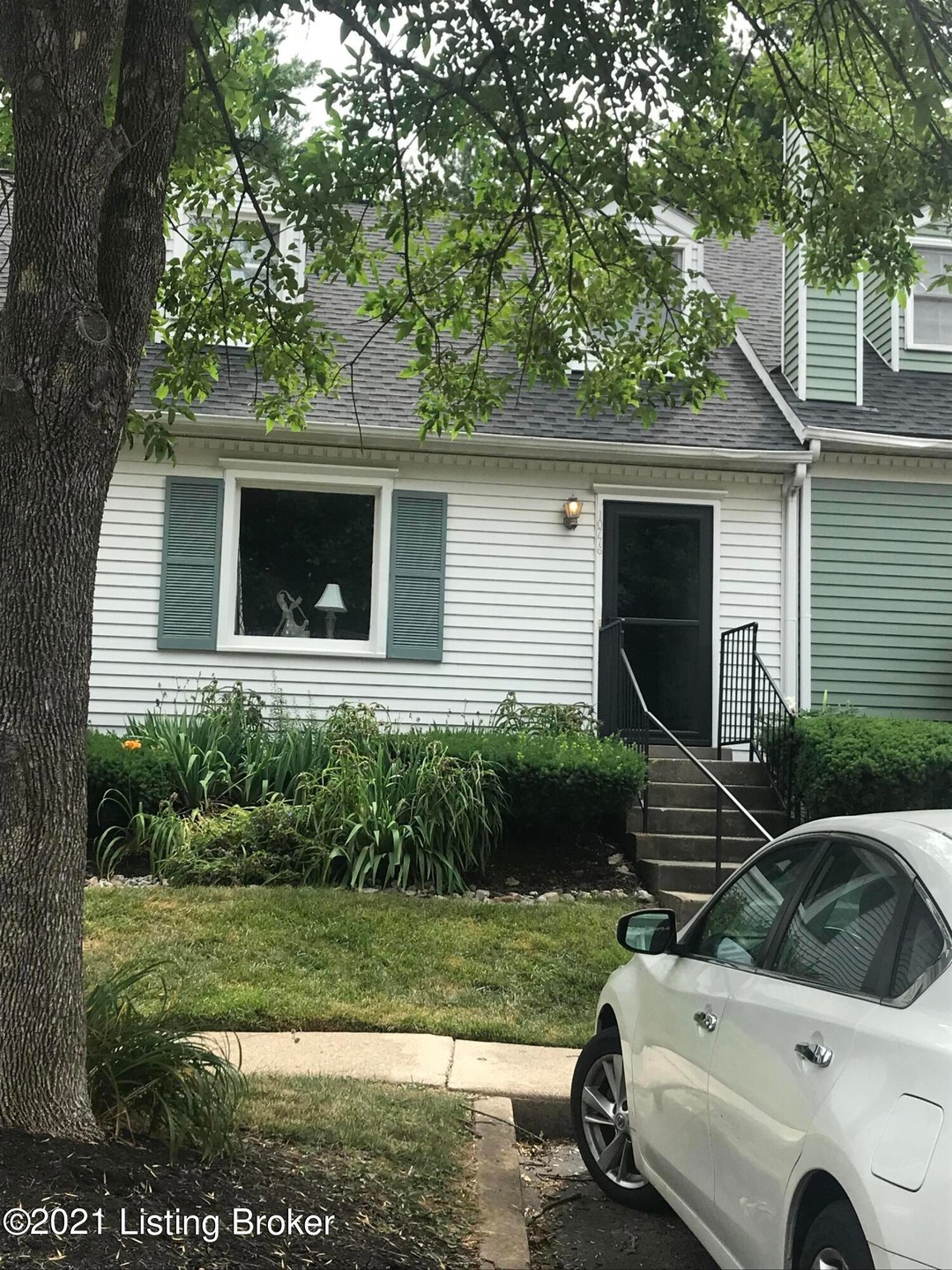 10776 Colonial Woods front