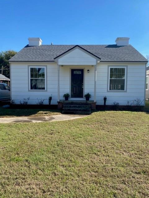 View of front of property featuring a front yard