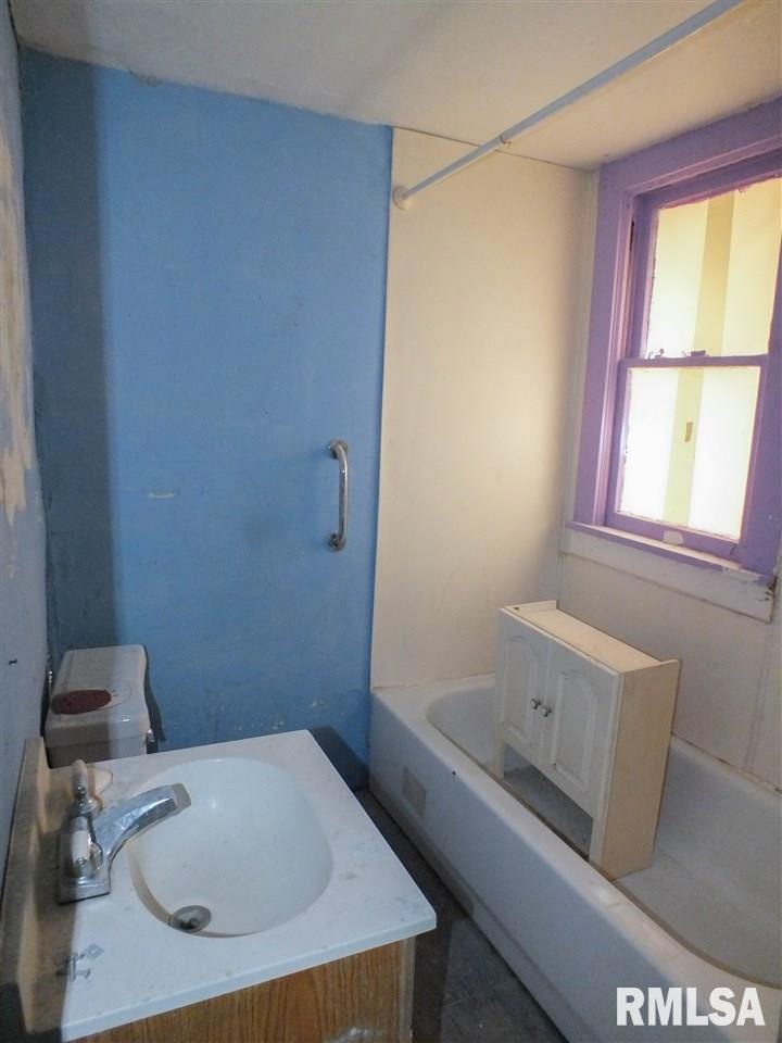 1537 W 3rd St, Davenport, IA 52802 - photo 1