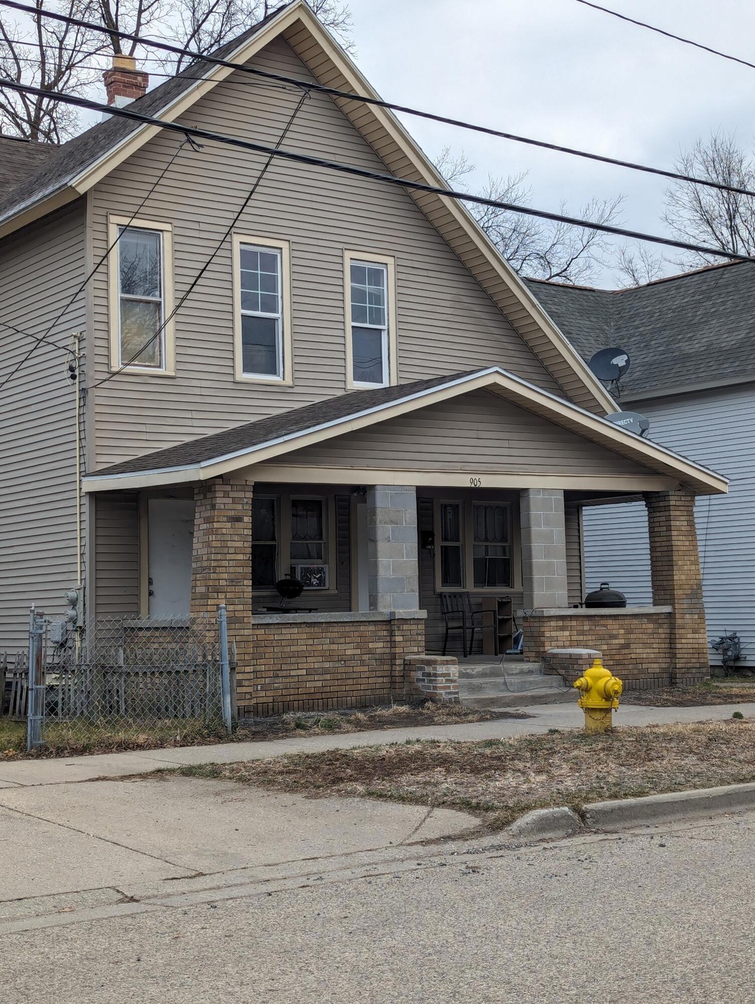 Front of 905 Chatham