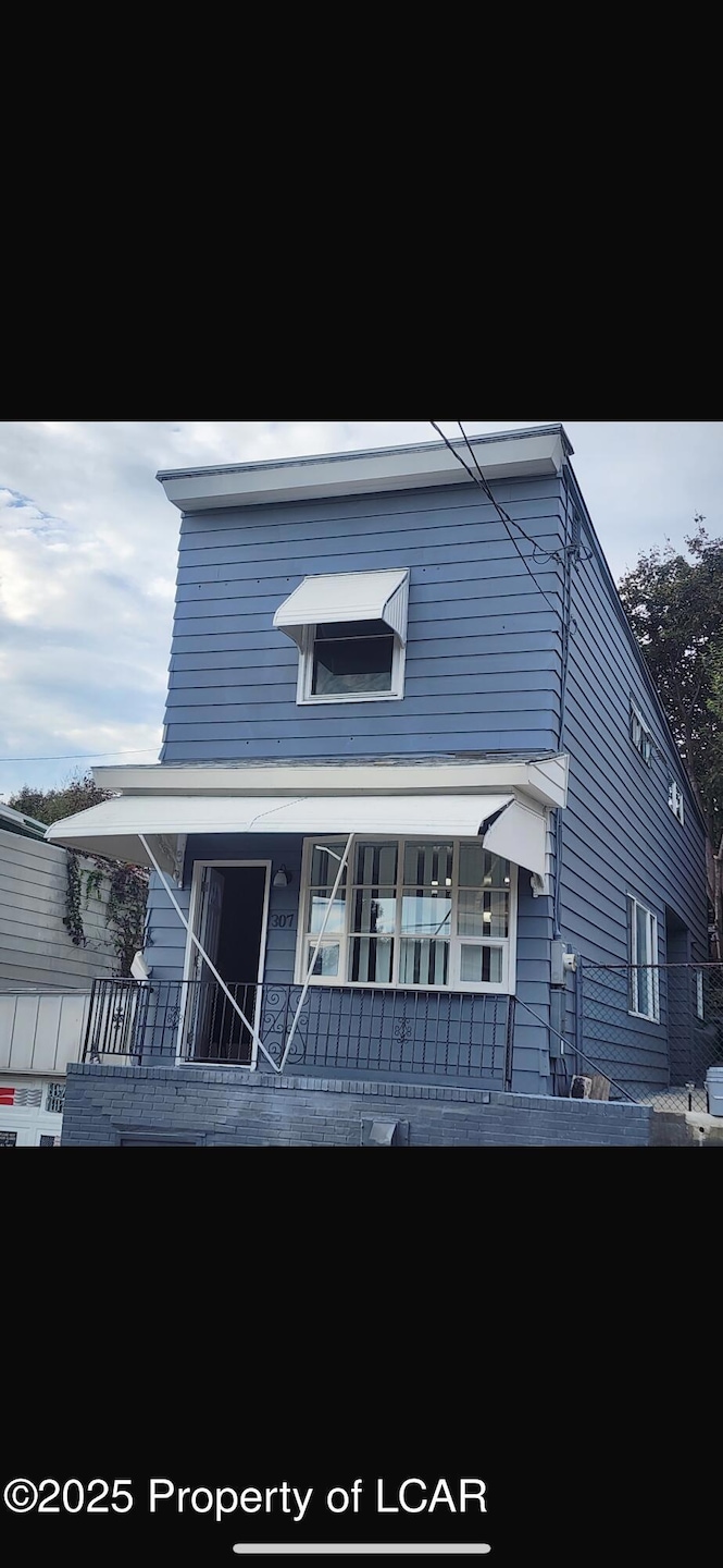 307 W Poplar St, Shenandoah, PA 17976 - photo 1