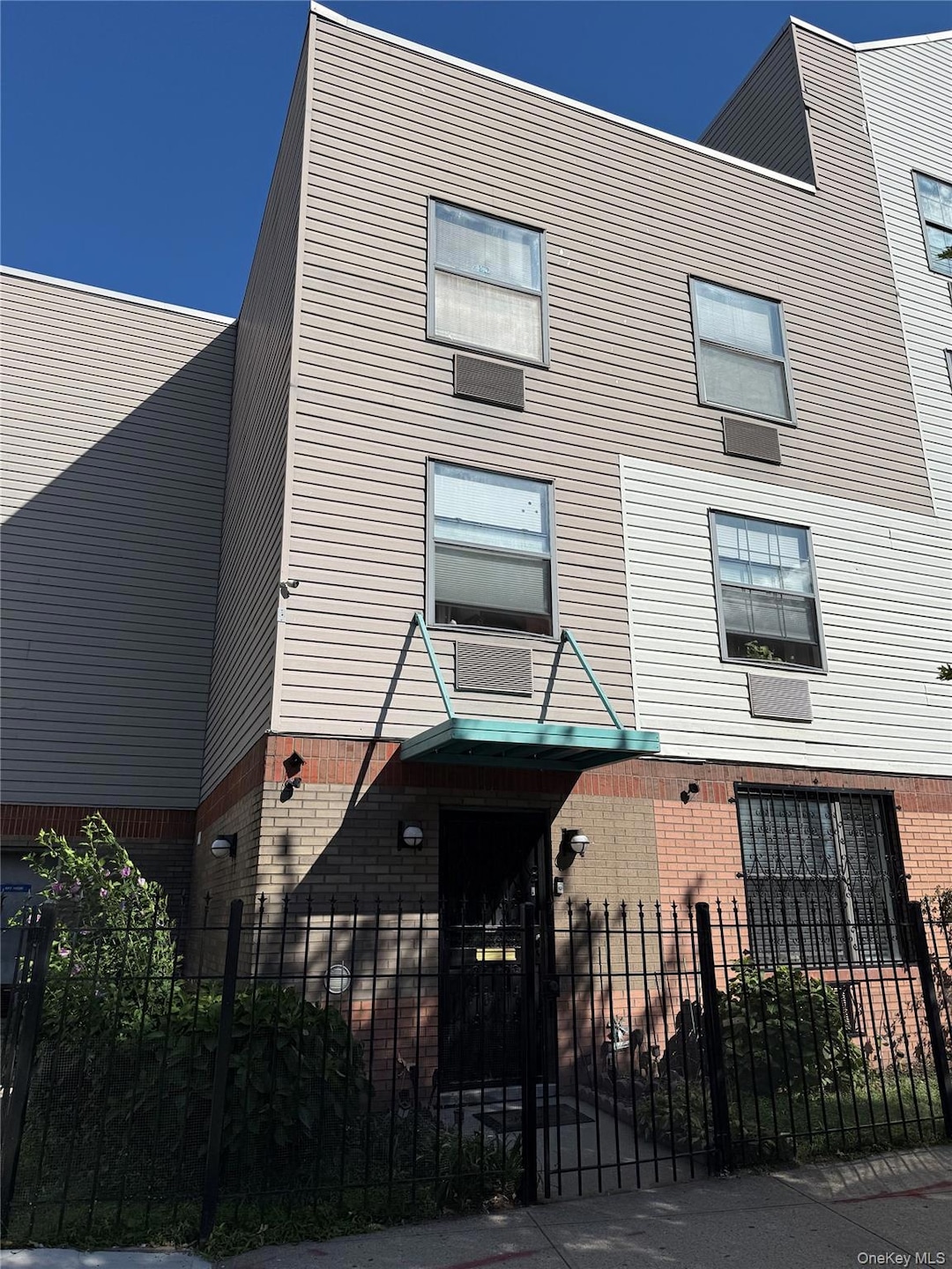 Melrose Court unit 9B, Bronx, NY 10451 - photo 1