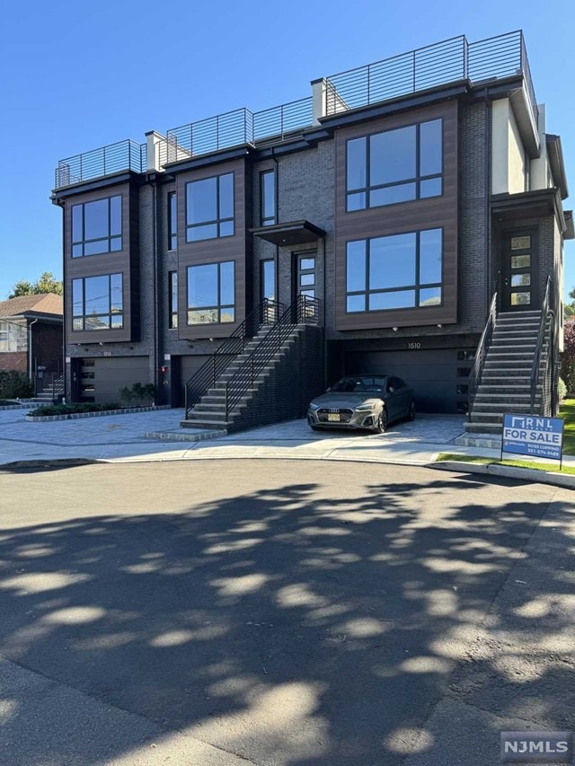 Sold $1,225,000 • Co-Listing Agent