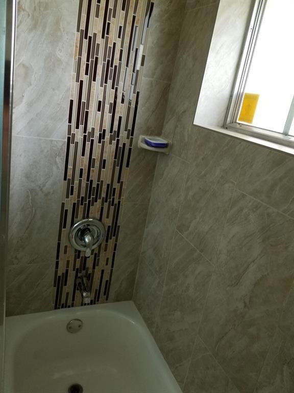 5063 Cresthaven A bath tub