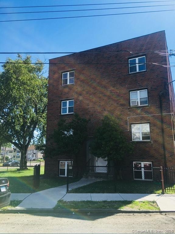 305 Parrott Ave unit 3b, Bridge Port, CT 06606 - photo 1