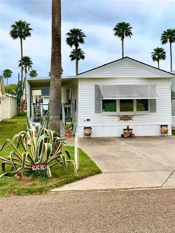 Manufactured / mobile home with a front lawn