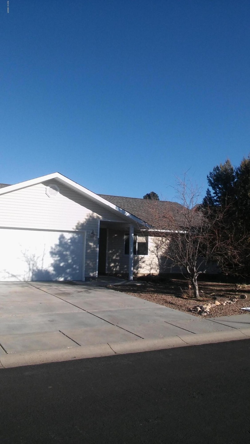 933 S Hunters Run, Show Low, AZ 85901 - photo 1