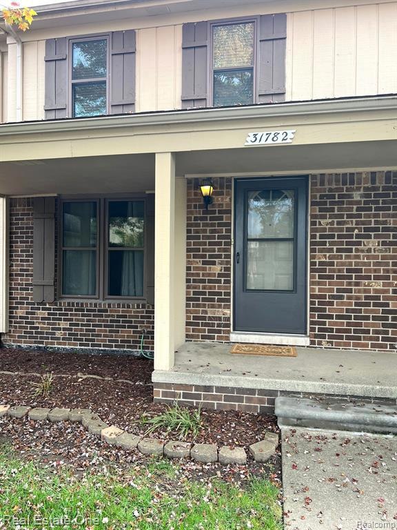 WELCOME TO THIS PRIVATE ENTRY CONDO